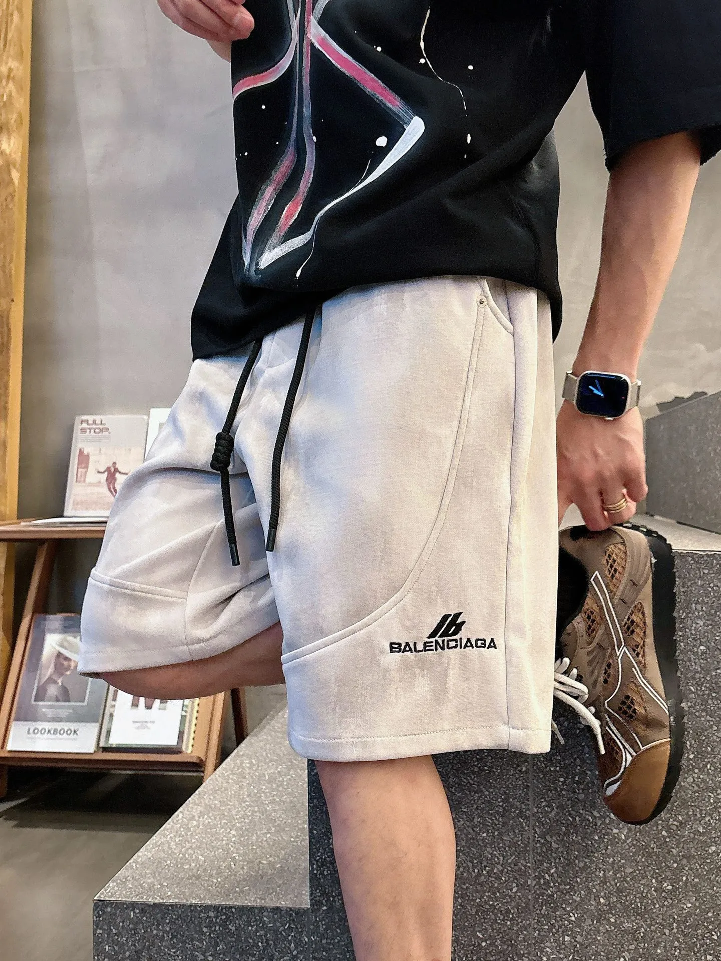 Balenciaga's three-standard complete 2026 summer New Arrival men's casual shorts, advanced custom-made Breathable fabric, Breathable fabric, extremely stretchy and comfortable, impeccable details, top-grade accessories, original logo design concept, delicate and soft feel! The upper body fit is awesome! Size: M-XXXL Please state your height and weight when ordering